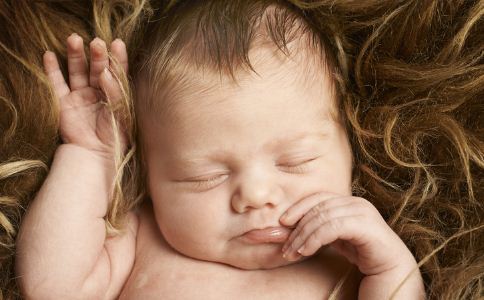 寶寶受涼流鼻涕小偏方，自然療法助寶寶恢復(fù)健康，寶寶受涼流鼻涕的自然療法小偏方，助寶寶恢復(fù)健康的小妙招