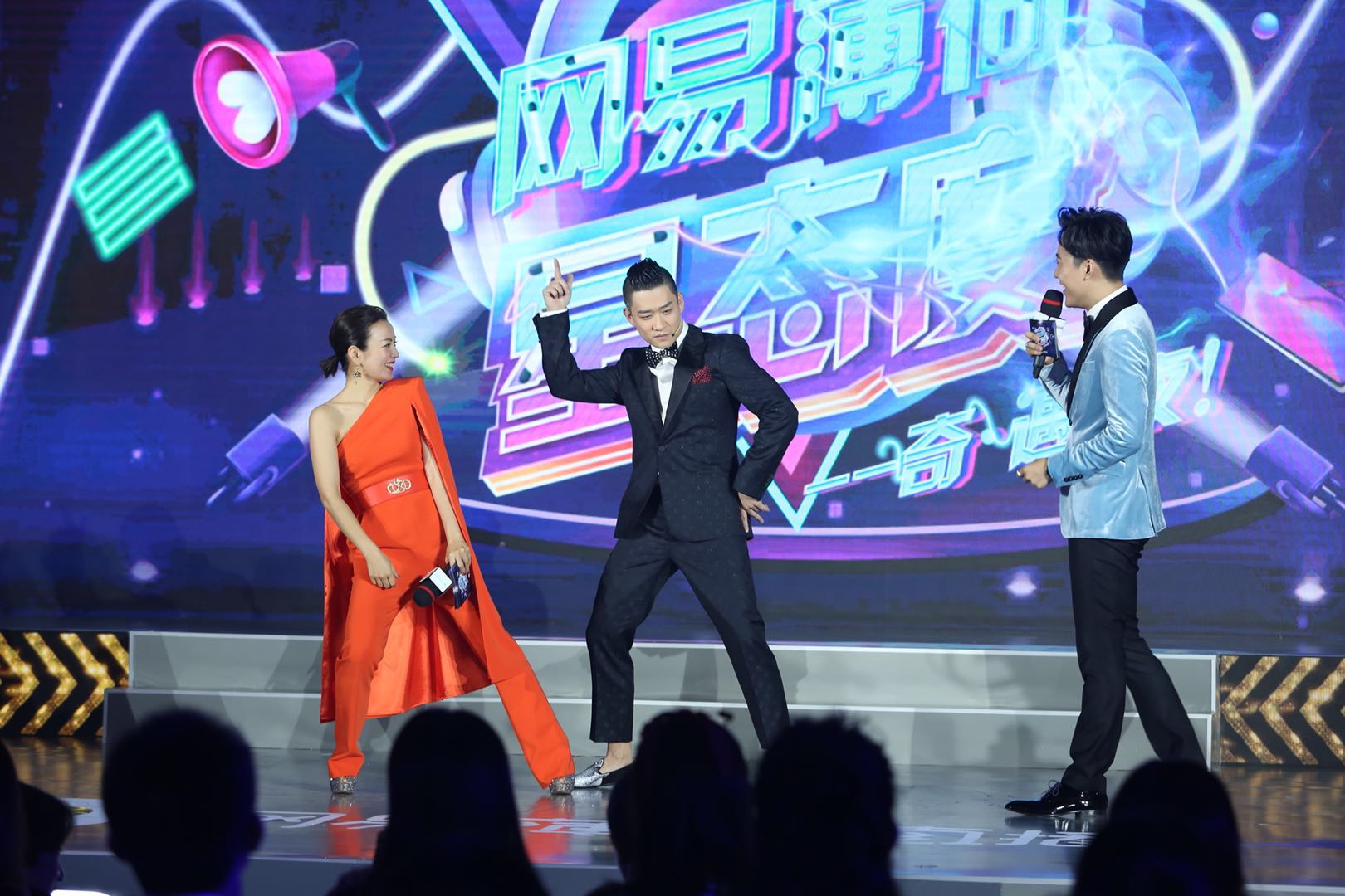 國內(nèi)最新娛樂新聞，聚焦熱點(diǎn)，揭秘明星背后的故事，揭秘明星背后的故事，國內(nèi)娛樂新聞熱點(diǎn)聚焦