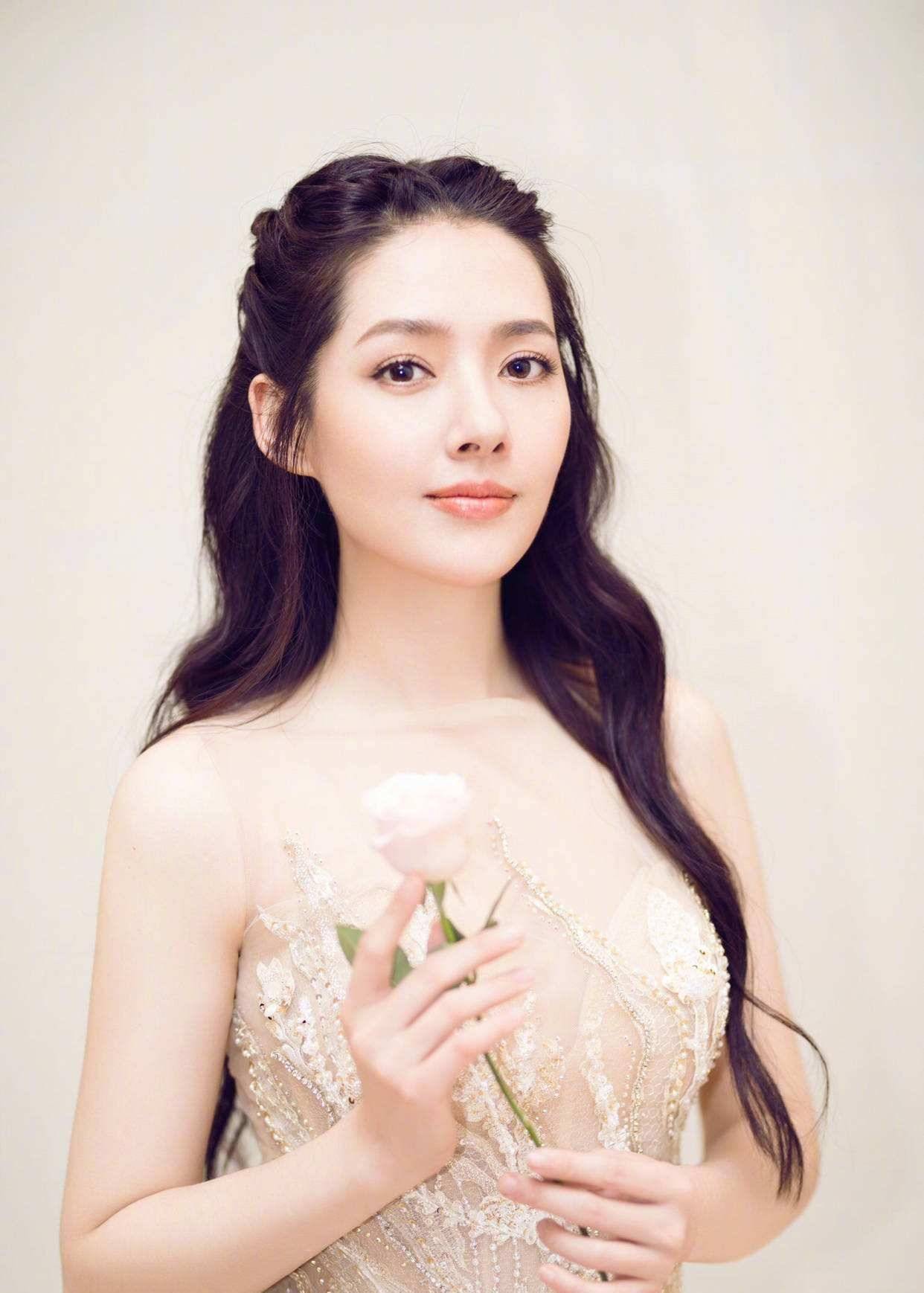 演員郭碧婷個(gè)人資料簡介，璀璨星途，美麗人生，郭碧婷，璀璨星途下的美麗人生之旅